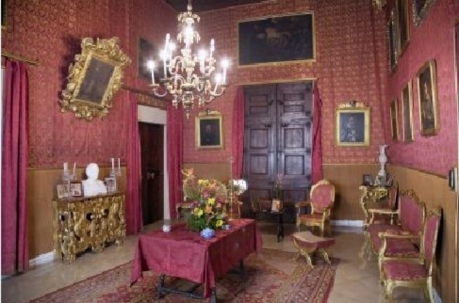 Damascos, cortinajes y mobiliario en una de las salas de Can Oleza.