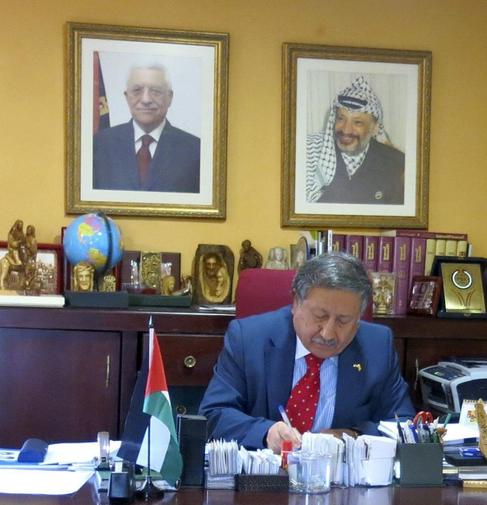 El embajador palestino en Espaa, en su despacho.