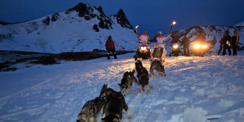 Un trineo tirado por perros transporta la antorcha rumbo a Sochi.