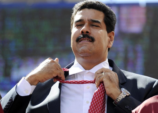 El presidente venezolano, Nicols Maduro, se quita la corbata durante...