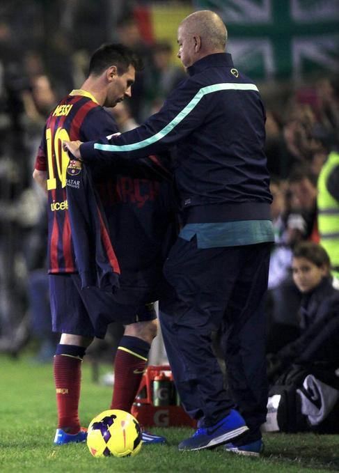 Messi se retira del campo tras su ltima lesin.