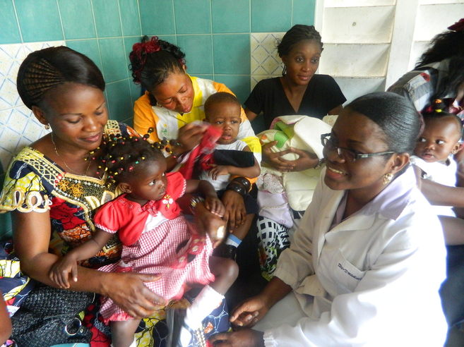 La doctora Celine Tendobi en su centro hopitalario Monkole, en el...