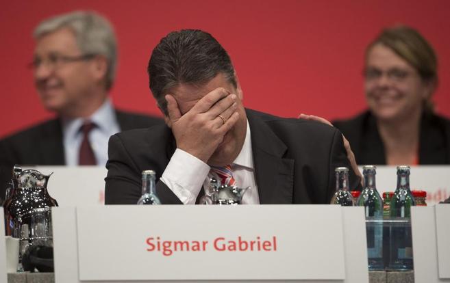 Sigmar Gabriel, lder del SPD, reacciona tras su reeleccin, ayer en...