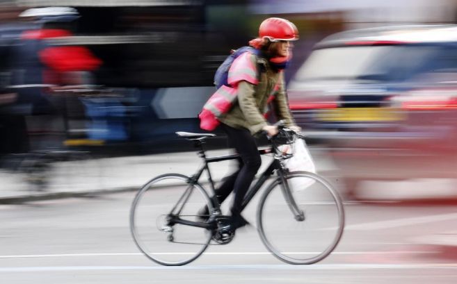 Una mujer en bici cruza la interseccin de Whitechapel Road y...