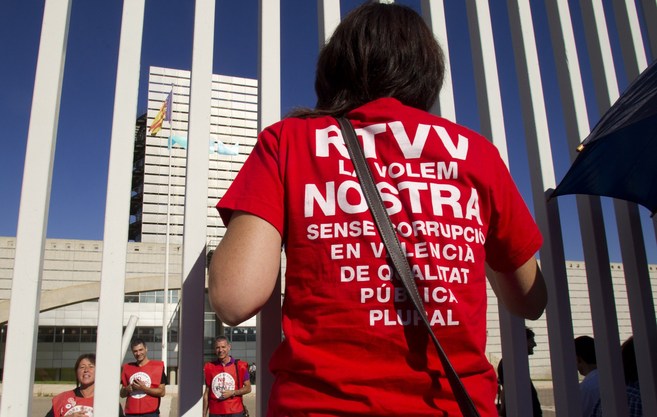 Trabajadores de Canal 9 protestan ante la sede de RTVV tras el anuncio...