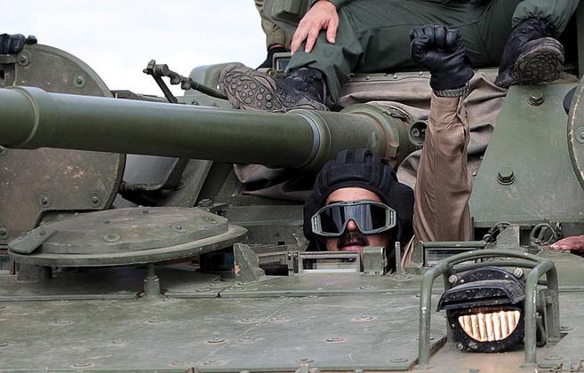 El presidente venezolano, Nicols Maduro, en un carro de combate ruso...