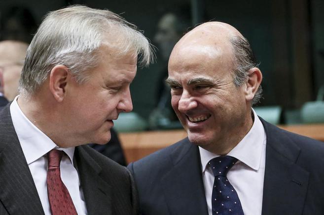 El comisario europeo de Economía, Olli, Rehn, con el ministro de...