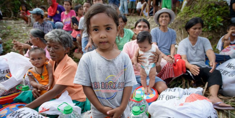 Filipinos vctimas del tifn Haiyan reciben comida y kits de...