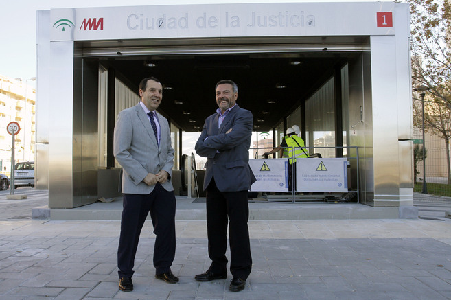 Ruiz Espejo y Garca Pelez en la entrada de la para de metro Ciudad...