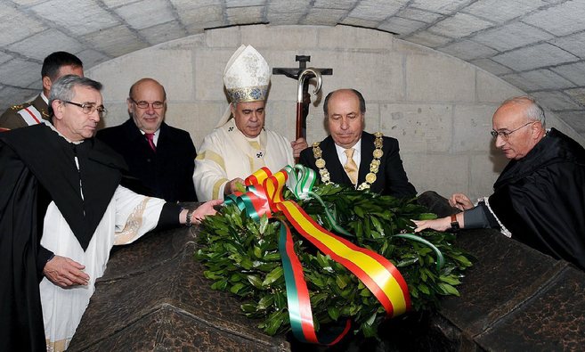 El arzobispo de Granada, durante una ofrenda en la cripta de los Reyes...