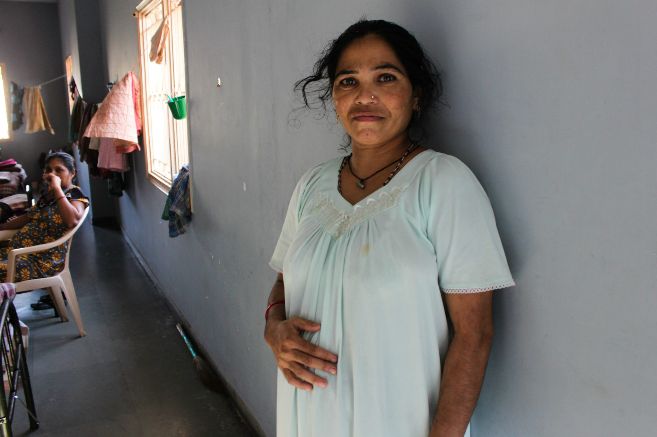 Una india embarazada en el hogar de acogida de la clínica Akanksha,...