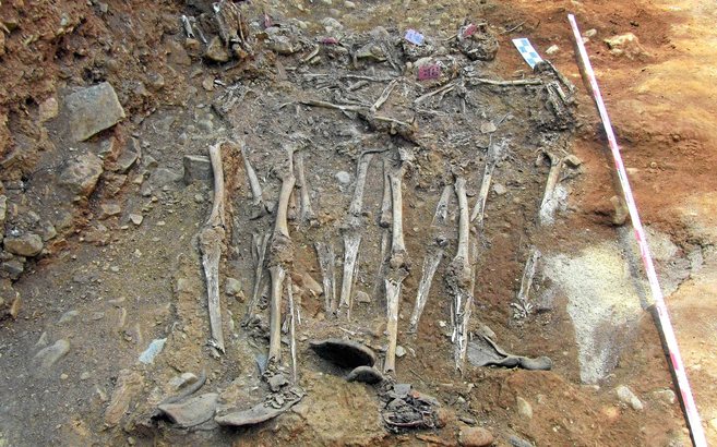 Exhumacin de 109 fusilados en una fosa comn de Cazalla de la...