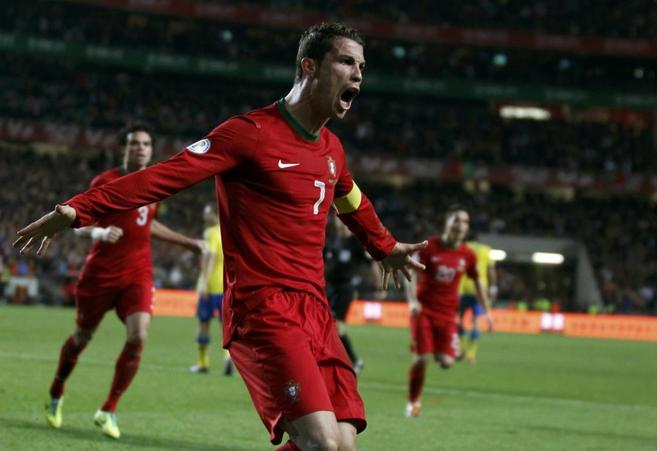 Cristiano Ronaldo celebra el gol ante Suecia en el estadio Da Luz.