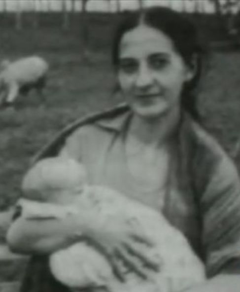 Dolores Gonzlez Katarain, "Yoyes", junto a su beb Akaitz