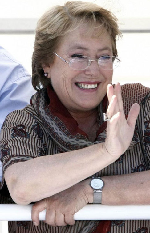 Michelle Bachelet saluda a sus seguidores.