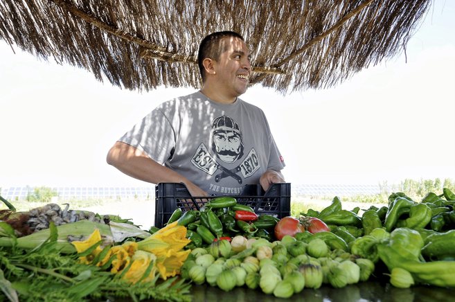 Roberto Ruiz, chef de Punto MX, en la huerta ecolgica de Segovia
