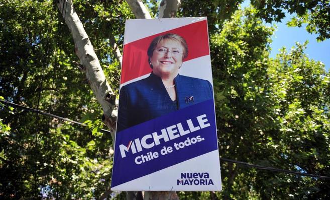 Un cartel electoral de la candidata Bachelet, en Santiago de Chile.