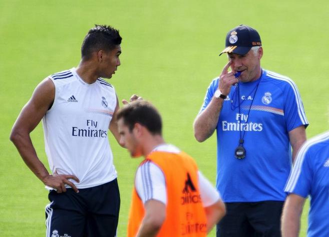 Ancelotti observa a Casemiro  en un entrenamiento el pasado agosto.