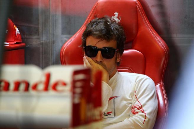 Fernando Alonso, pensativo en la previa de una carrera.
