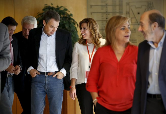 Susana Daz con Zapatero, tras Rubalcaba y Elena Valenciano en la...