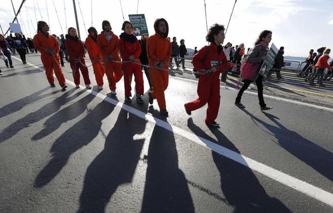 Varios activistas salieron encadenados en Estambul, como seal de...