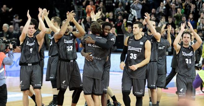 Los jugadores del Bilbao Basket celebran el triunfo