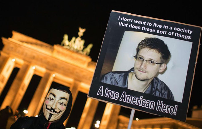 Un manifestante con una pancarta a favor de Snowden, en la Puerta de...