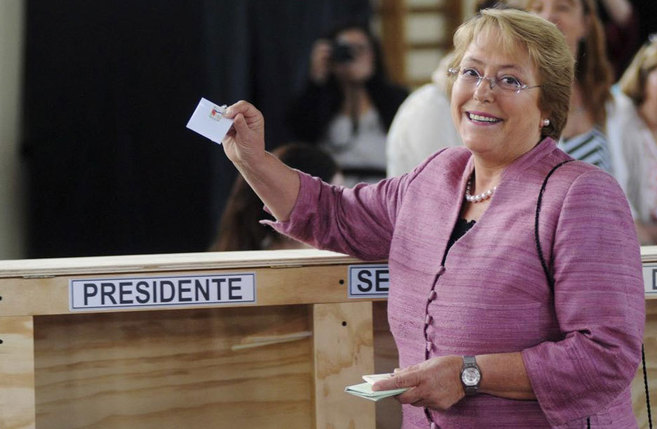 Michelle Bachelet, en el momento de votar,