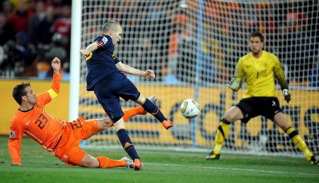 Andrs Iniesta marca el gol ante Holanda en la final.