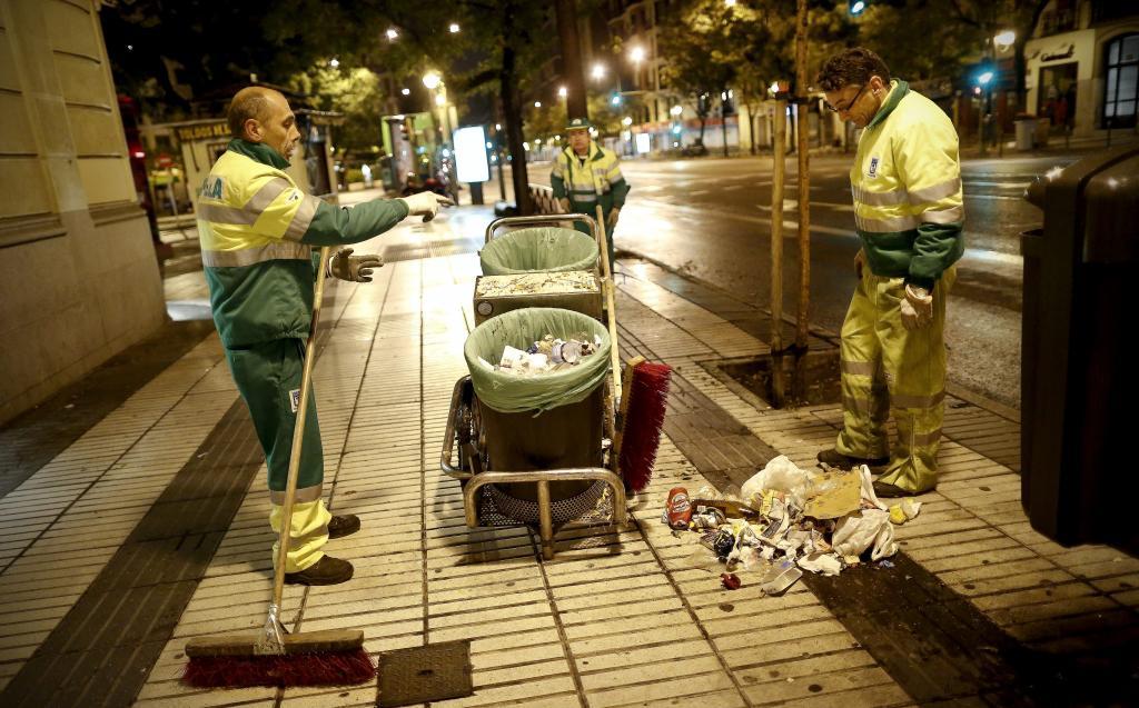 Primer turno de limpieza tras el fin de la huelga - Foto 4 de 2 ...