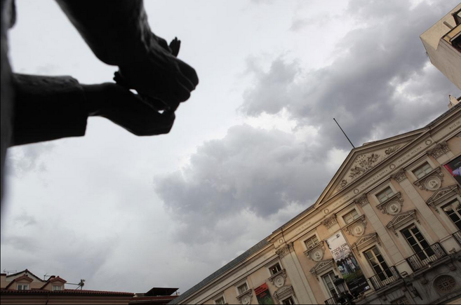 El Teatro Espaol, frente a la estatua de Federico Garca Lorca en...