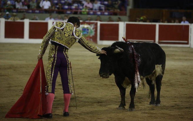 Daniel Luque lidia un toro durante una corrida en la Feria de...