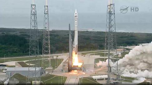 El cohete Atlas V despega de  Cabo Caaveral.