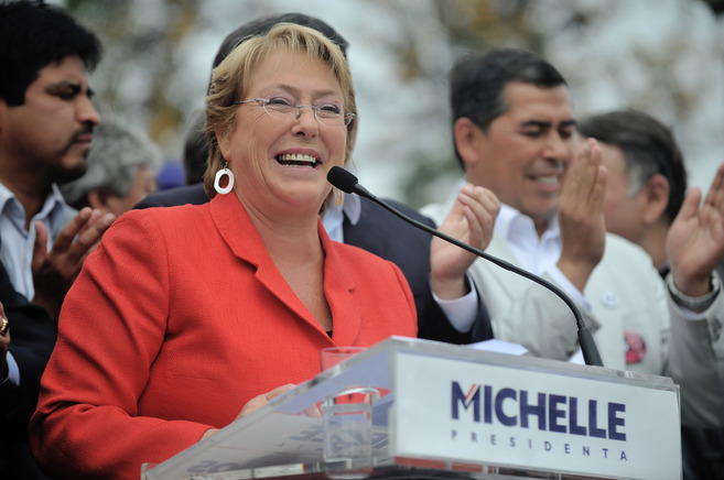 La ex presidenta chilena, Michelle Bachelet, se dirige a sus...
