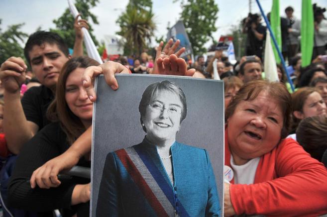 Simpatizantes de Michelle Bachelet con su retrato esperan su...