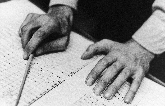 Las manos del director de orquesta Ataúlfo Argenta sobre una...