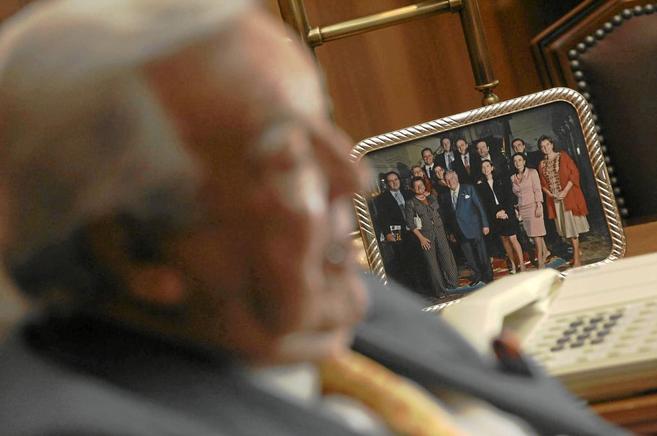El presidente de Eulen, David Álvarez, junto a un retrato de su...