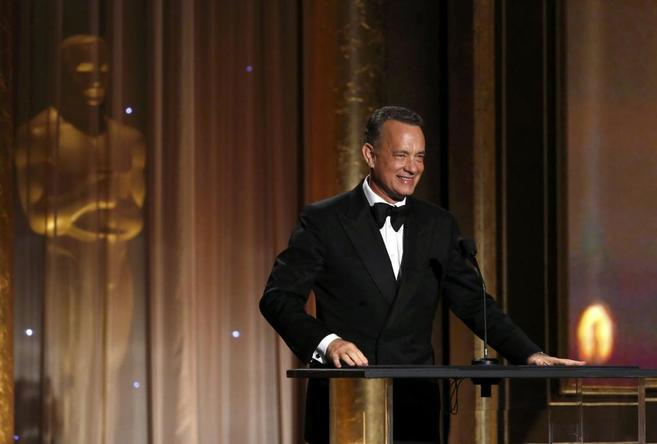 Tom Hanks presentando el premio anual de la Academia de las Artes y...