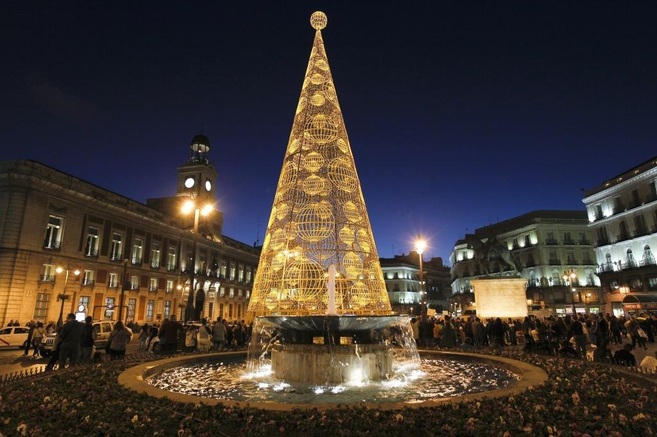 Encendido del tradicional rbol de Navidad de la Puerta del Sol de...