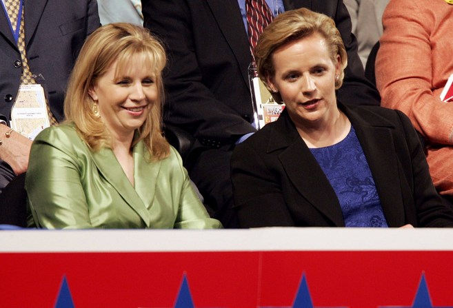 Liz (i) y Mary Cheney, en 2004.