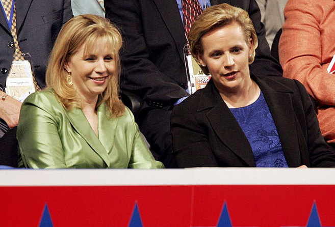 Liz (izda) y Mary Cheney, en 2004.