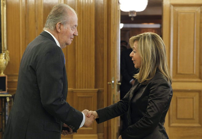 El Rey saluda a la alcaldesa de Ibiza, Pilar Mar Torres, durante la...