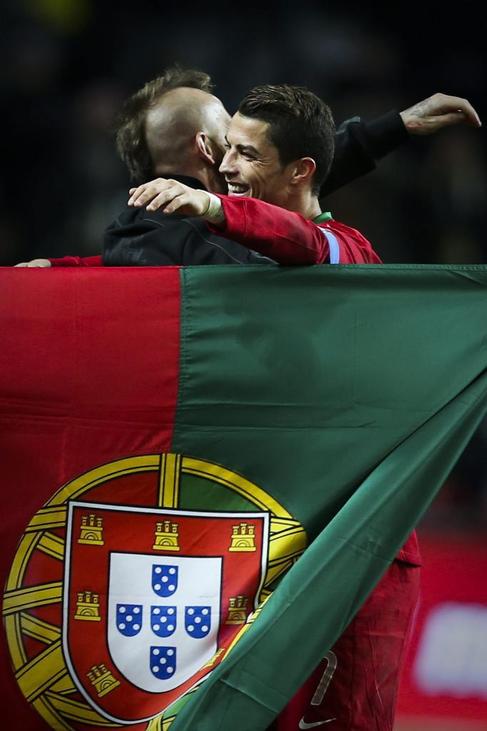 Cristiano se abraza con Meireles al final del partido en Solna.
