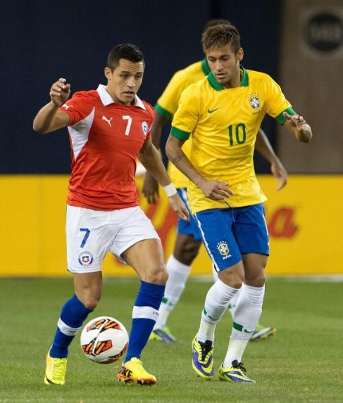 Alexis y Neymar, durante el encuentro.