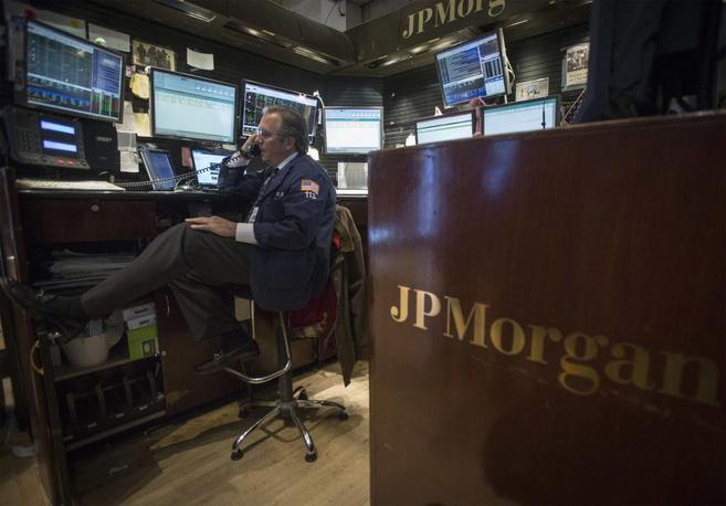 Un operador de JP Morgan en la Bolsa de Nueva York.