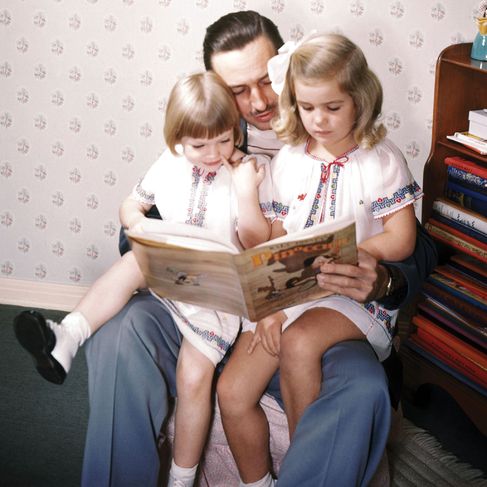 Walt Disney leyendo un cuento a sus hijas Sharon y Diane .