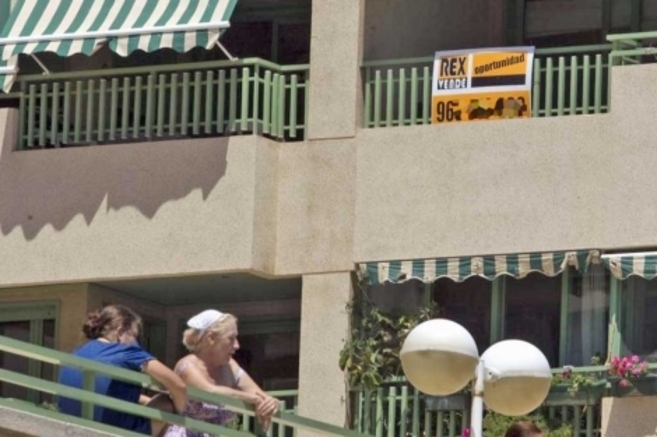 Una vivienda de costa luce el cartel de 'Se vende'.