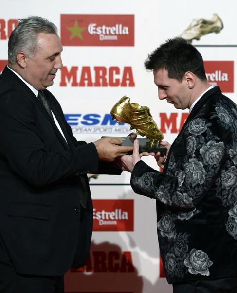 Hristo Stichkov entrega el premio a Leo Messi.