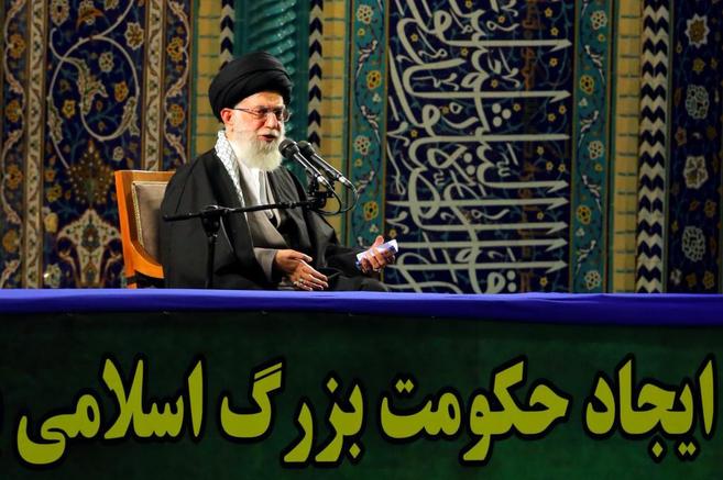 El lder supremo de Irn, el ayatol Ali Jamenei, durante su...