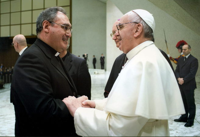 El Papa Francisco estrecha la mano de Gil Tamayo durante una audiencia...